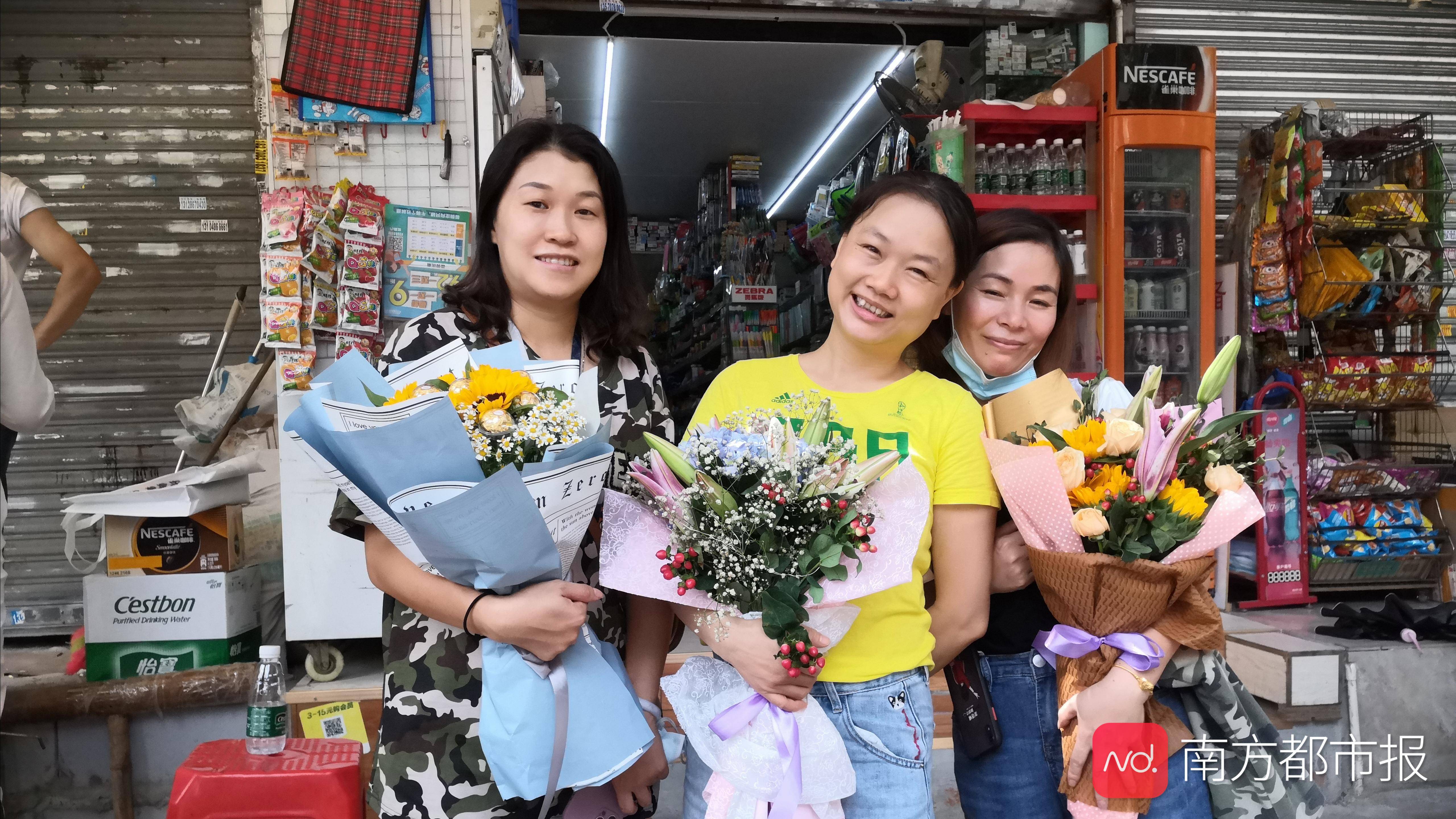 广州中考结束，亲友团花式迎接考生，考场外尽是鲜花和笑脸 