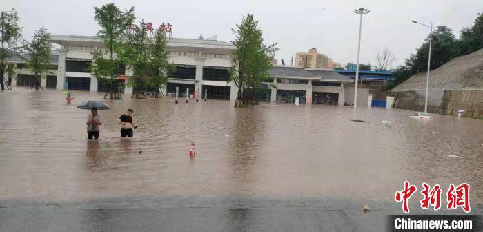 洪水中的渠县土溪火车站 达轩 摄