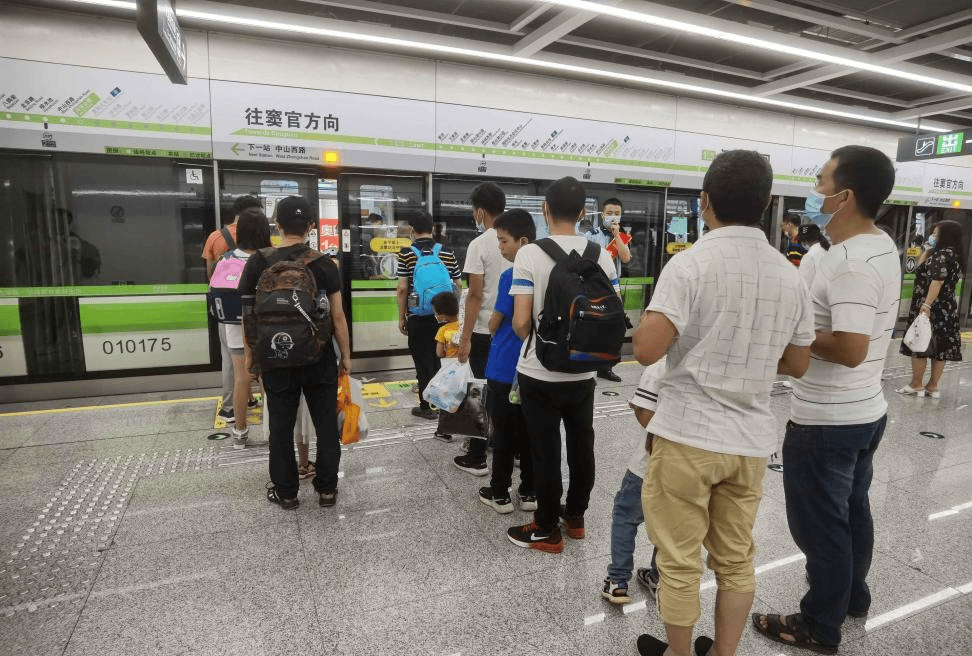 秩序的引导,贵阳地铁将乘车上下车区域划分为两个排队区和一个下客区