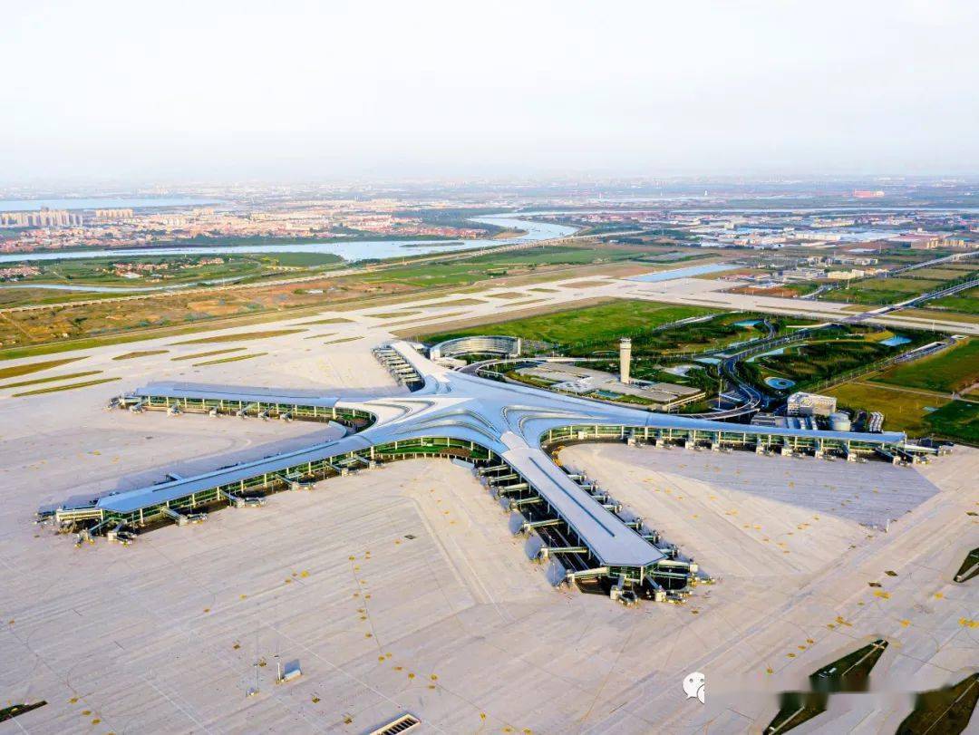 北接青銀高速,南連青蘭高速(膠州灣高速),出膠東國際機場收費口後可