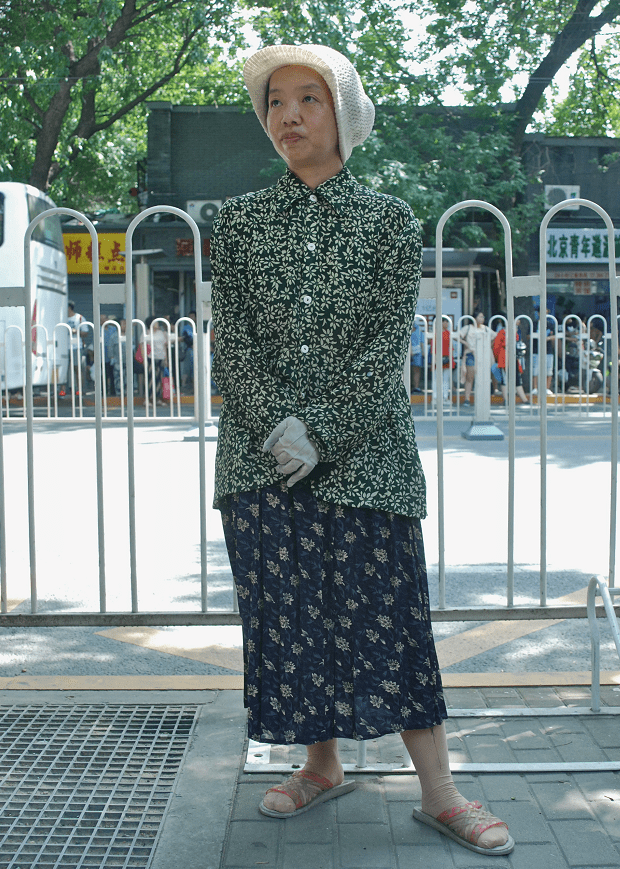 北京大妈有多潮?年过七旬还穿短裙,扎双马尾,小姑娘都自叹不如