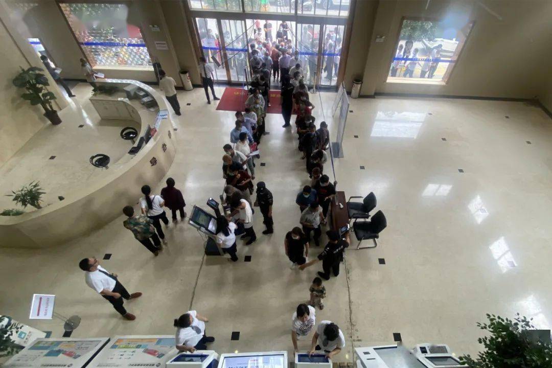 办事群众在大厅有序排队取号