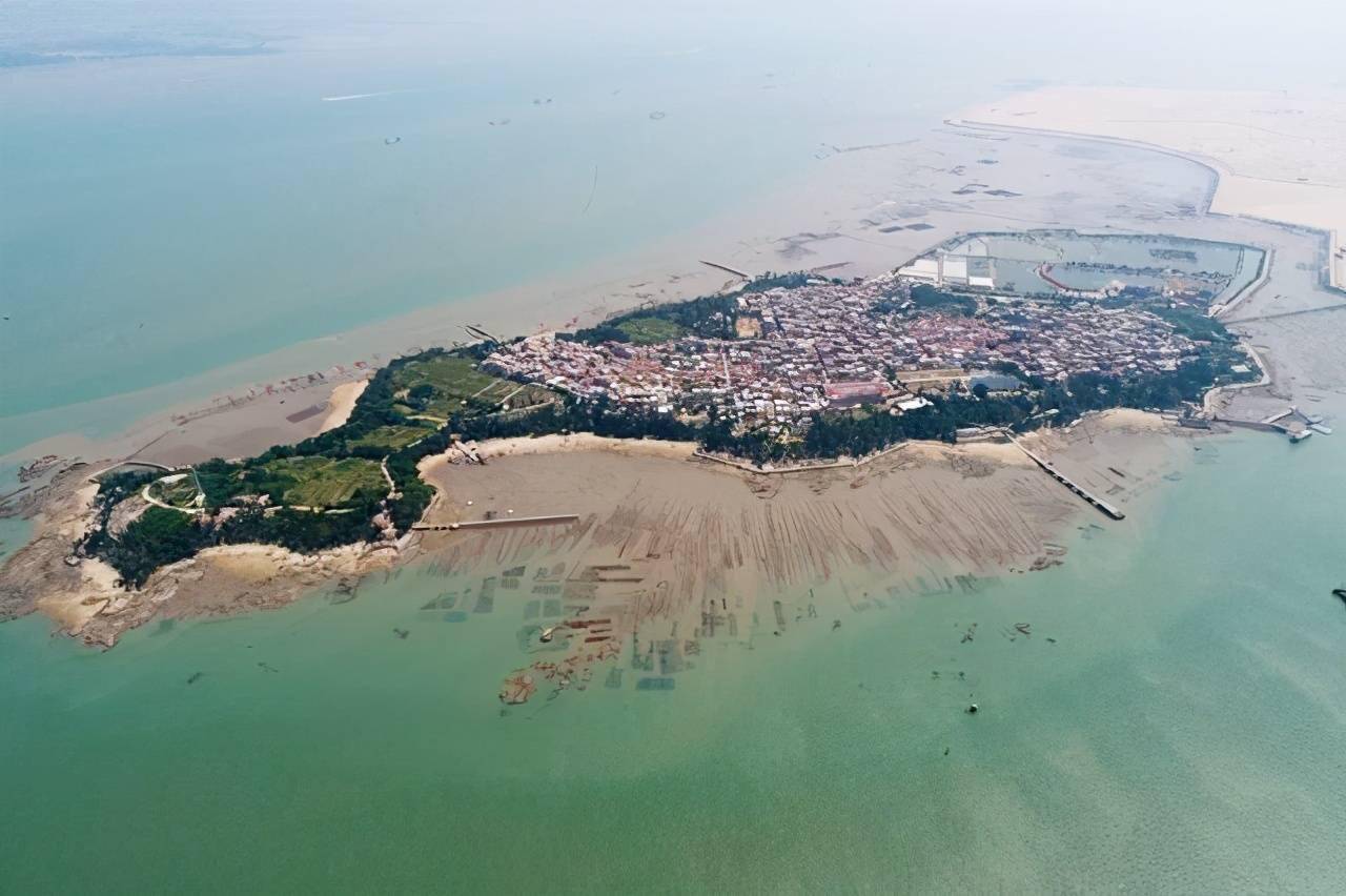 为什么要将作战中心定在角屿岛呢,因为角屿岛跟金门距离很近,广播喇叭