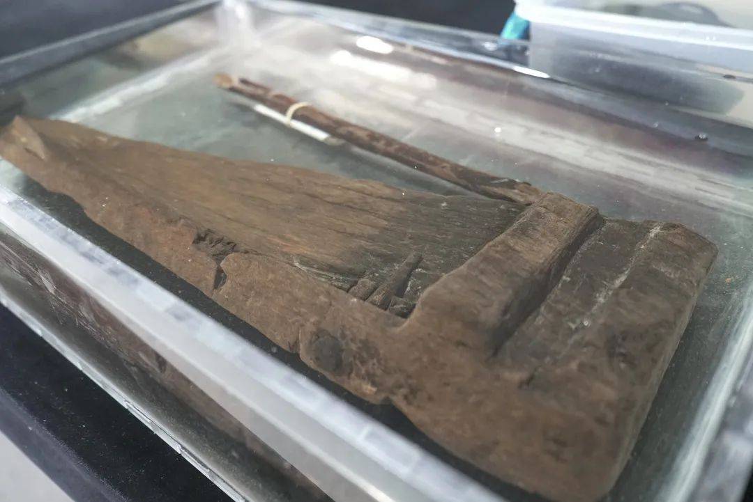 "跨湖桥的  漆弓  根据地层年代判断,大约在7800年前后,而井头山的