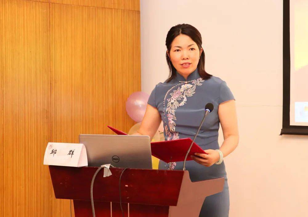 上海交通大学护理学院院长杨艳宣读结业学员与优秀学员名单.