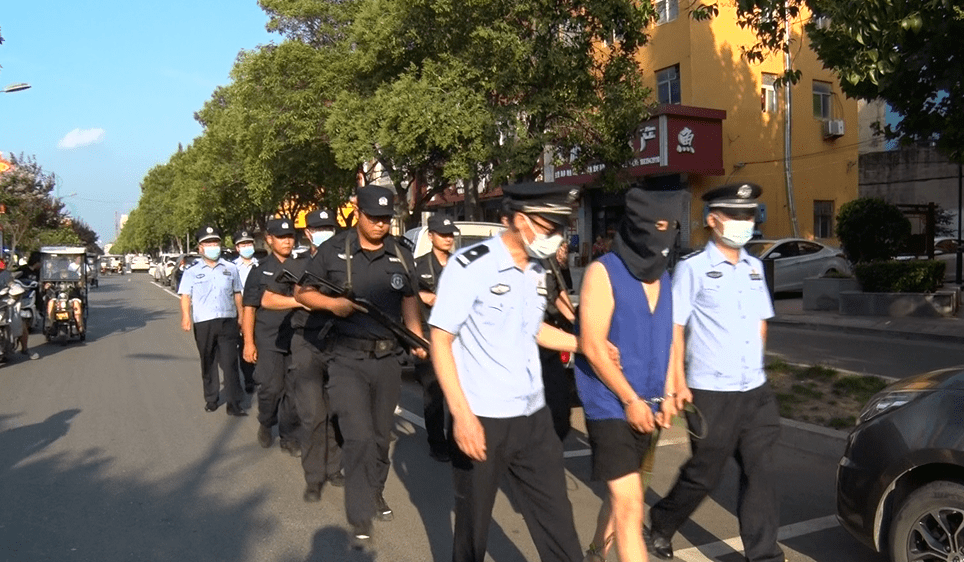 直击现场抓得好项城公安押解盗窃嫌疑人指认现场