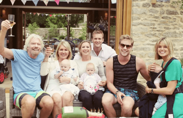 布兰森母亲年轻时女扮男装当滑翔机教练,因为这份工作只招收男性.