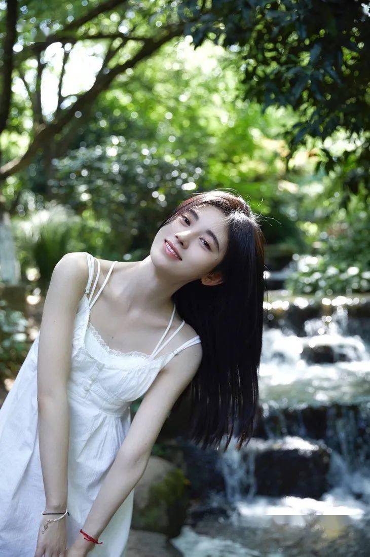 设计|时髦办 | 腰细、腿长和肩平,哪个穿吊带裙最重要?