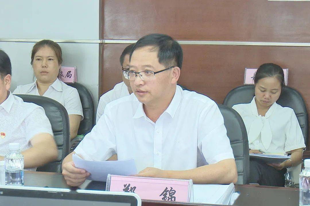 县委副书记,代理县长郑锦主持会议并作表态发言,表示,我县将按照上级