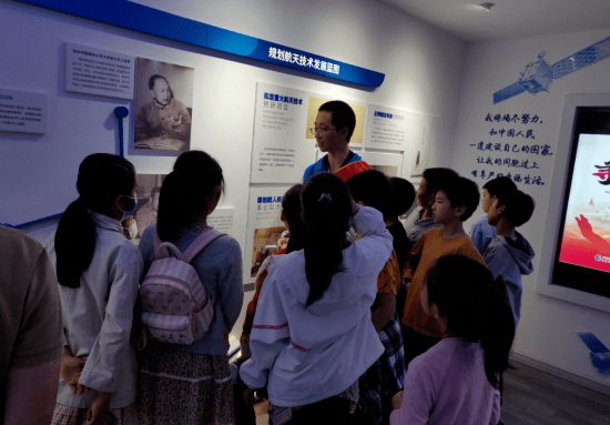 钱学森馆内,三中学子为市民们讲述……_福州