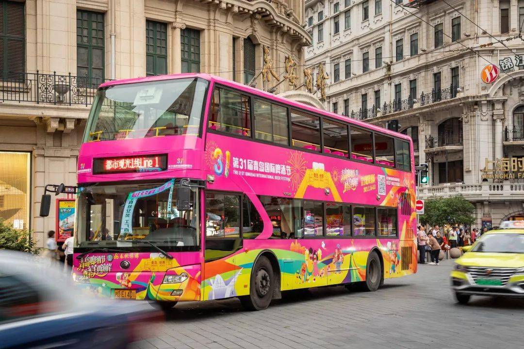 7月9日,涂装有第31届青岛国际啤酒节主题的都市观光巴士在上海正式