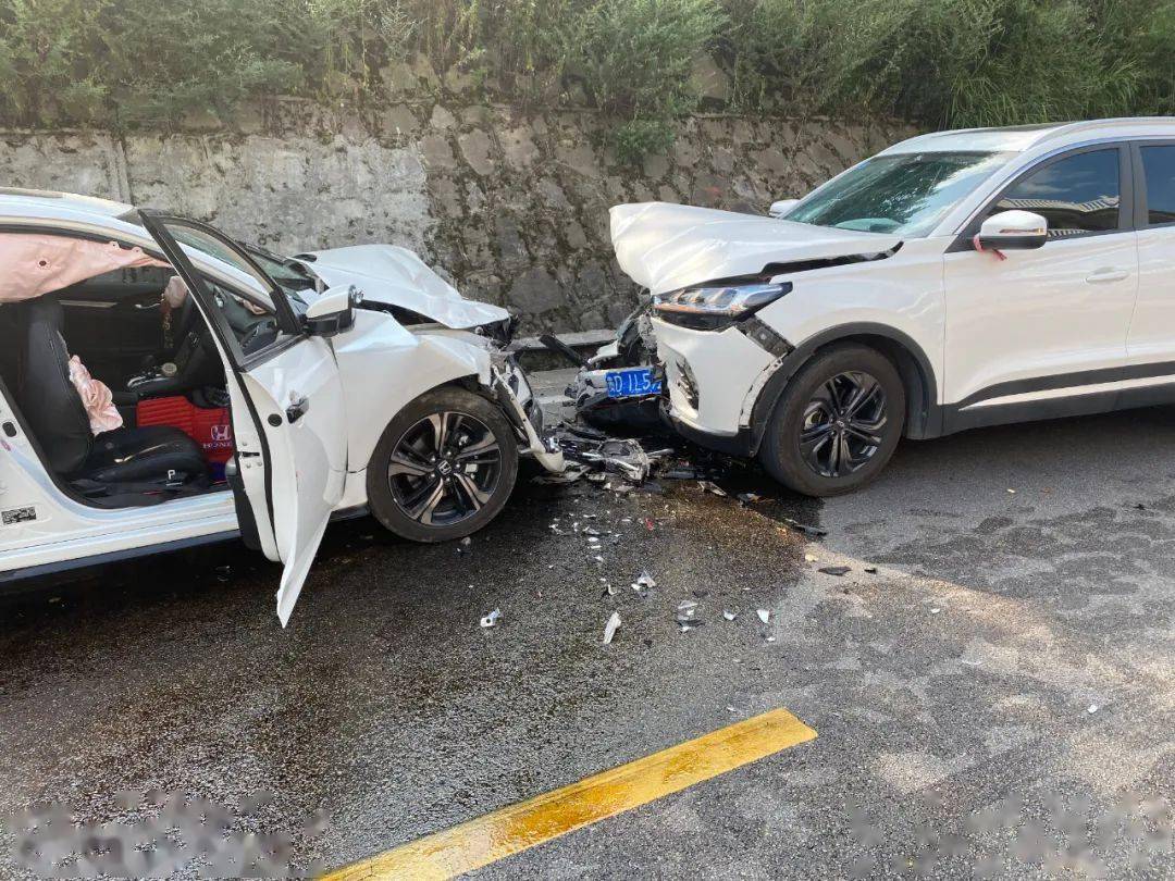 两辆私家车相撞,3人被困车内!