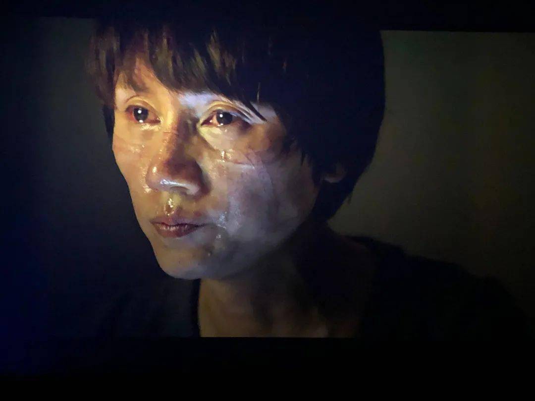 在拍摄的过程中,有些参与过疫情救治的医护人员见到袁泉就忍不住掉