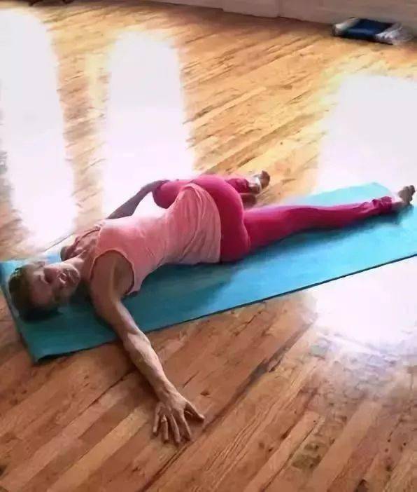 一套瑜伽扭转式,滋养脊柱,排毒养颜,练完皮肤又白又嫩,越来越精神!