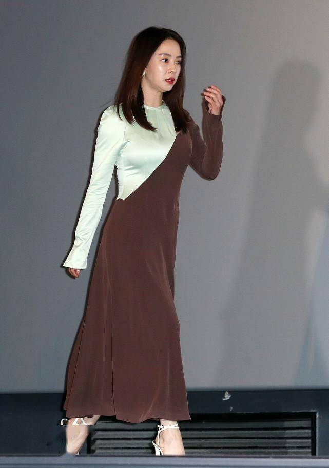 宋智孝越来越接地气,穿花哨礼裙做装饰,一笑有种可爱"傻气"_裙子