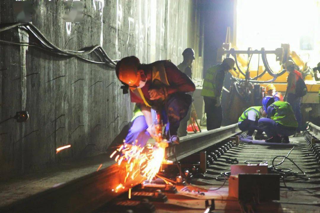 献礼建党100周年杭州地铁3号线轨道i标项目顺利进入焊轨施工阶段