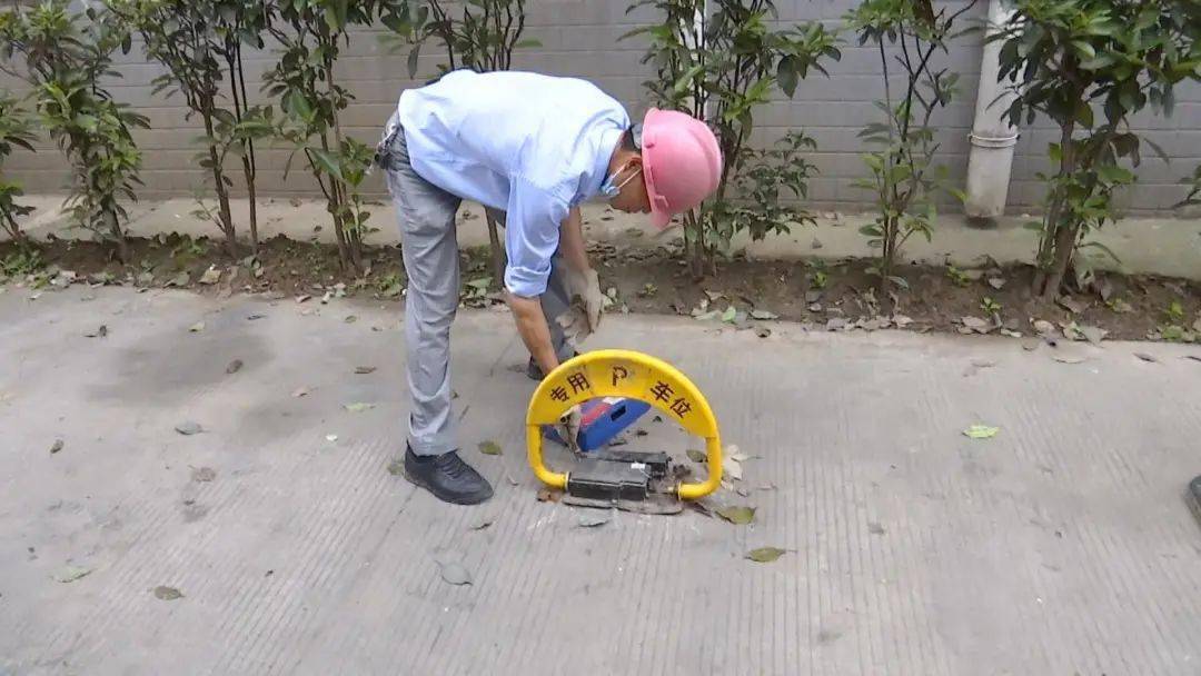 拆地锁的现场用扳手把螺丝拧开,用撬杠撬出地锁