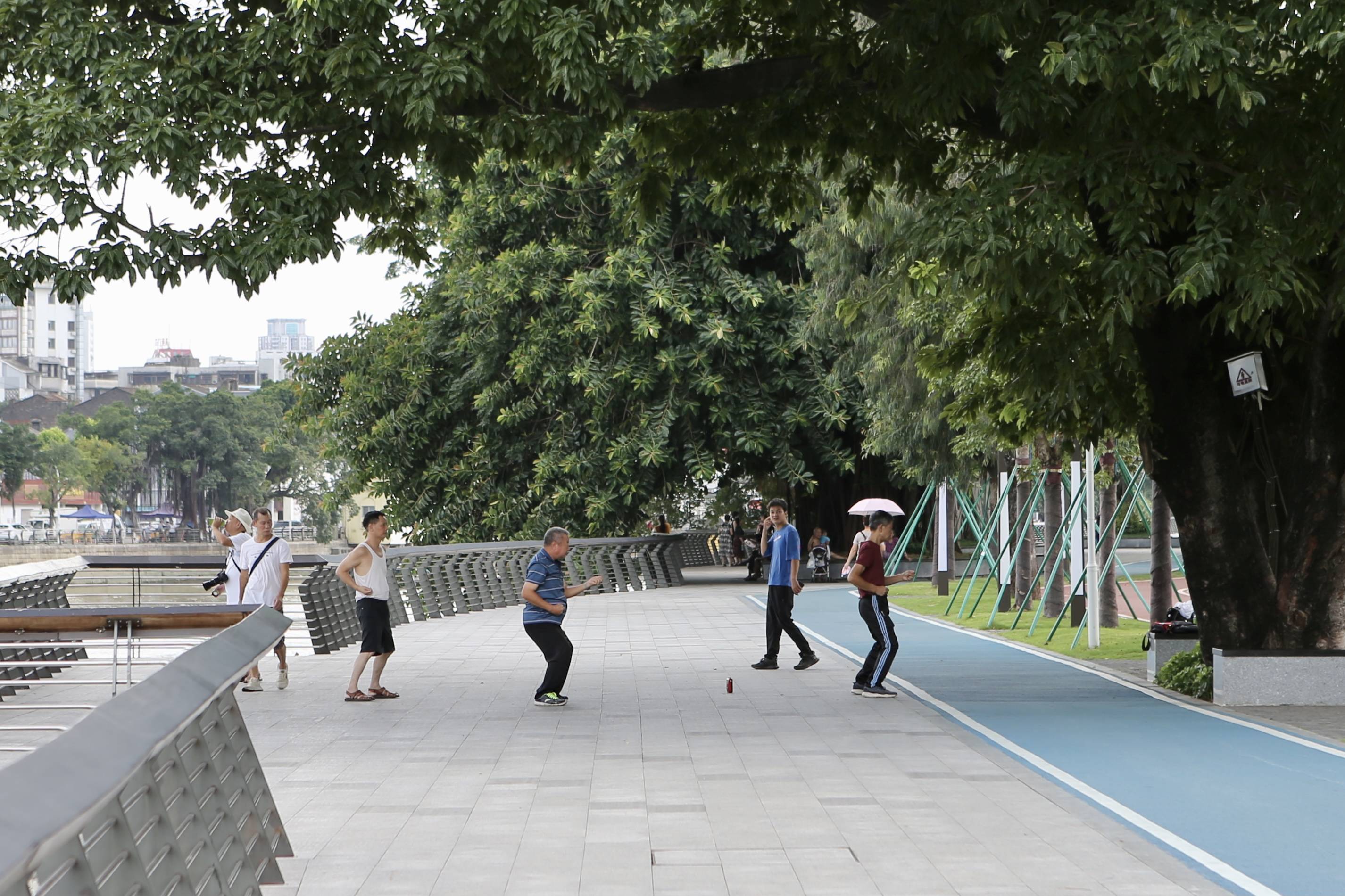 7月15日,市民在广东省江门市江海区下沙公园锻炼.
