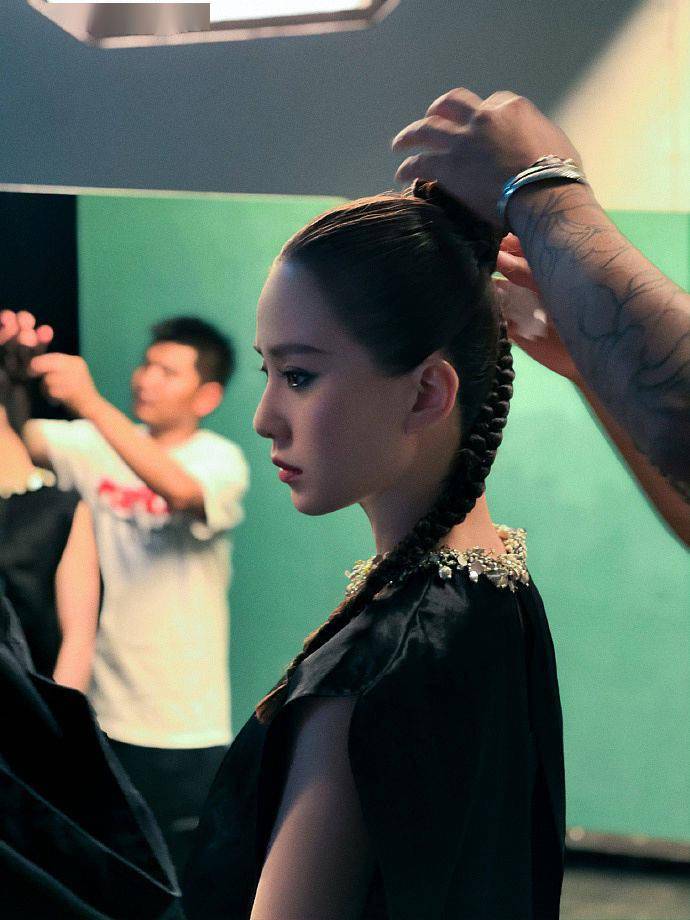 黑色|刘诗诗包身长裙女人味十足 黑色麻花辫化身酷girl现反转魅力