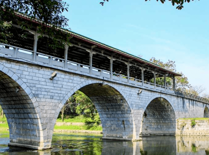 明景泰七年(1456),桂林知府何永全在原来的桥基上"架木为桥".