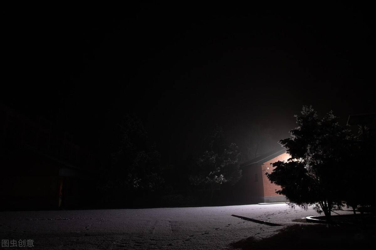 夜晚的村落图片