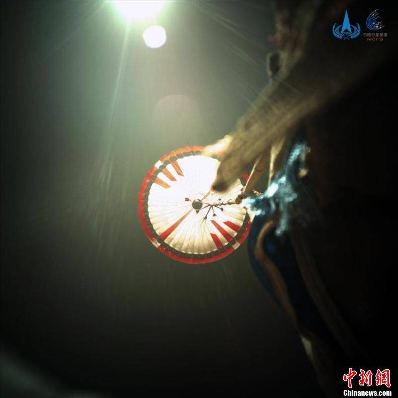 组合体|“祝融号”火星车累计行驶450米 路过天问一号降落伞与背罩组合体附近