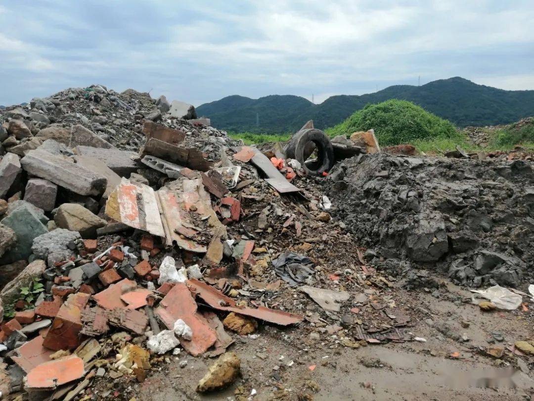 曝光台废弃垃圾随意堆放影响环境不美观