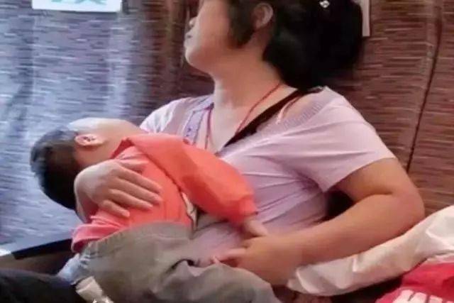 精力|妈妈带俩娃坐高铁睡着了，看到妈妈的手后，网友：眼眶湿润了 !
