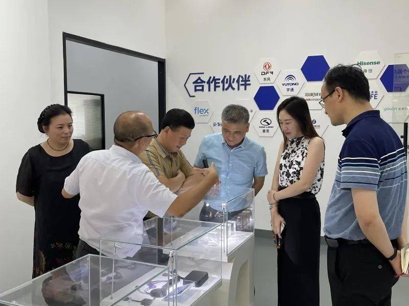 商会常务副会长吴晓松,商会会长,上海新雅印刷有限公司董事长郑步良