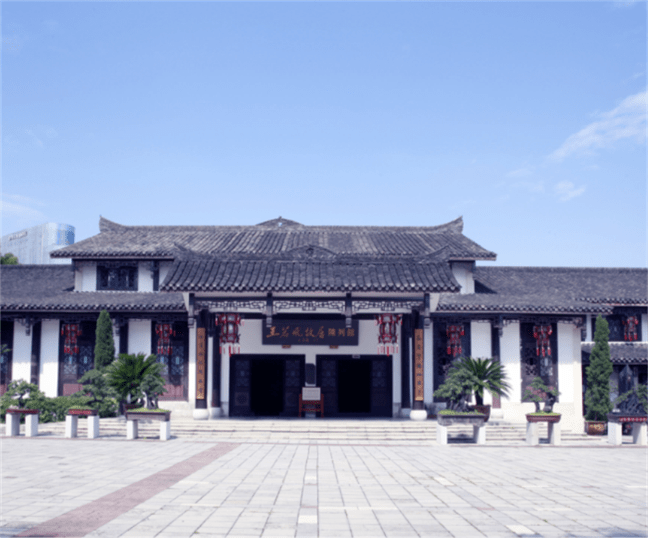 王若飞故居"弄染结盟"安顺云峰屯堡的地戏表演身着传统汉服的屯堡女性