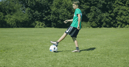 非常实用的一招穿裆过人_足球