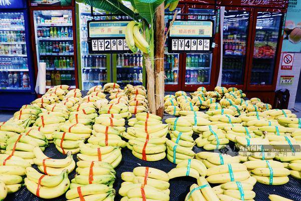 图为南宁市秀隆大康惠超市里售卖的香蕉广西新闻网实习生 李轩然 摄