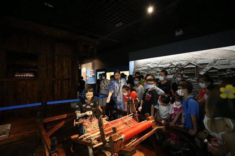 荆楚科普大讲堂走进中南民族大学民族学博物馆萌娃们领略少数民族文化