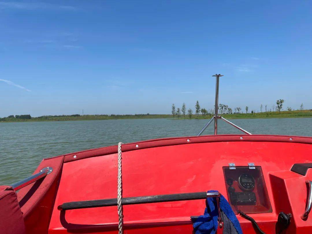 會給乘客帶來多種多樣的衝浪體驗,水上競速,漂移,旋轉,快艇魚躍,浪進