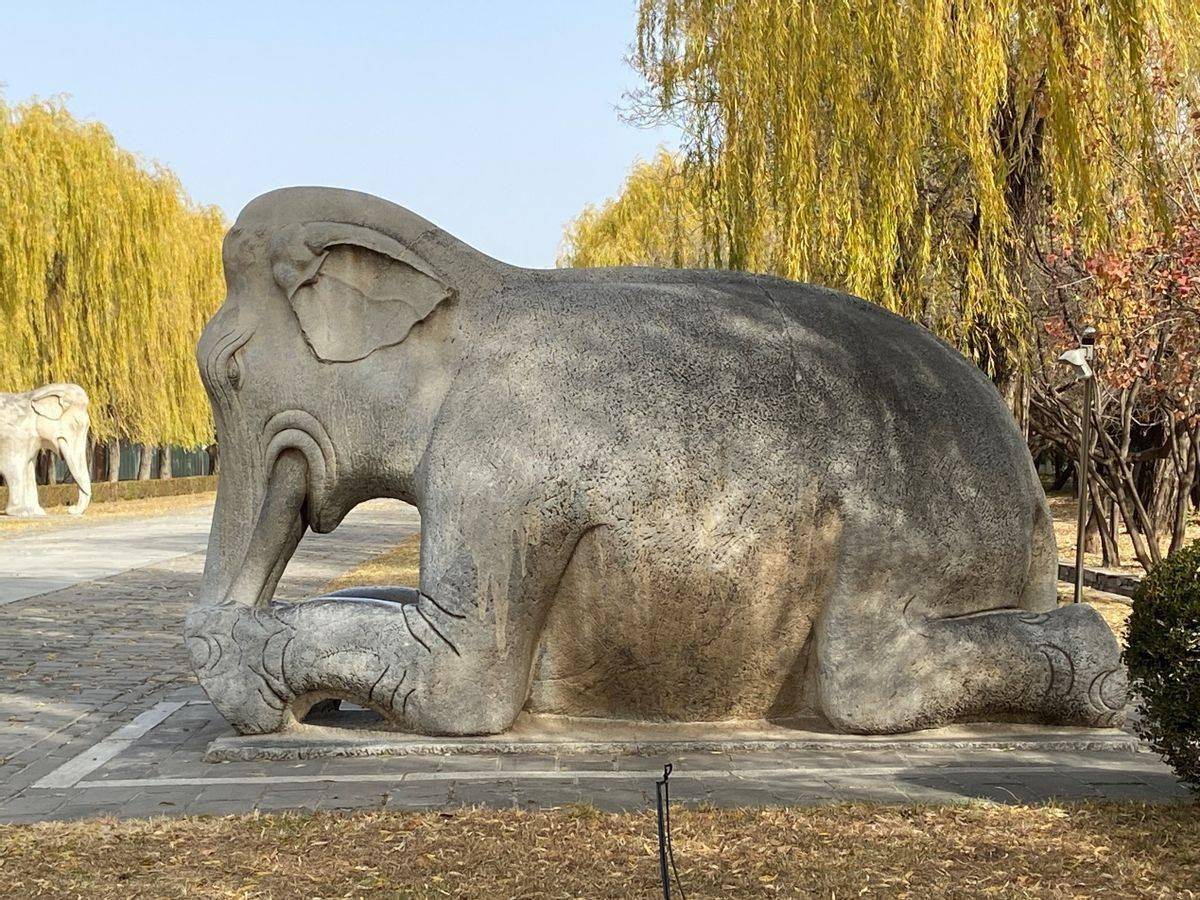 十三陵神道上的骆驼和大象,大块头小表情_石像生