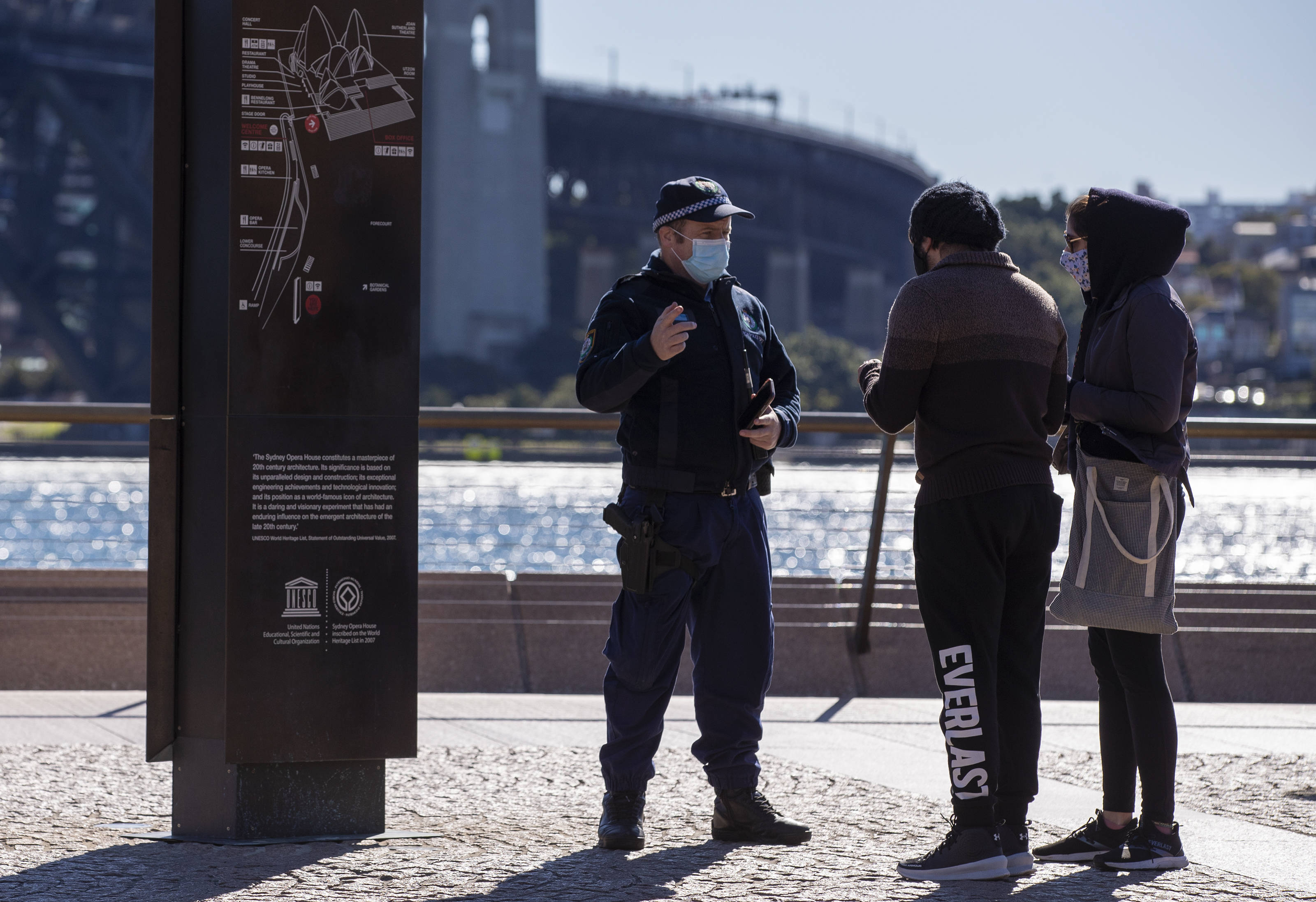 7月18日,在澳大利亚悉尼,行人和执勤警察交谈.