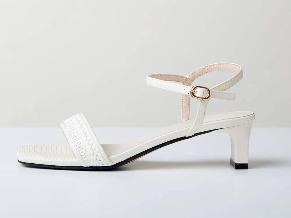 材质|清凉穿搭的灵魂单品：编织羊皮凉鞋，瞬间“拔”高气质