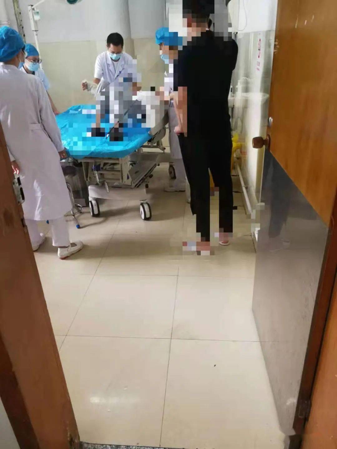 因救治及时,受伤女孩暂无生命危险,但还需要进一步住院治疗.
