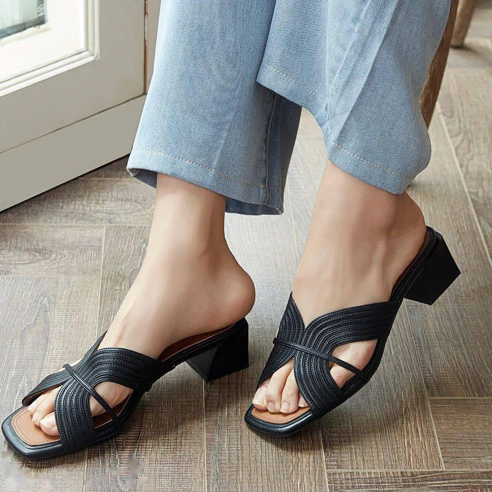 材质|清凉穿搭的灵魂单品：编织羊皮凉鞋，瞬间“拔”高气质