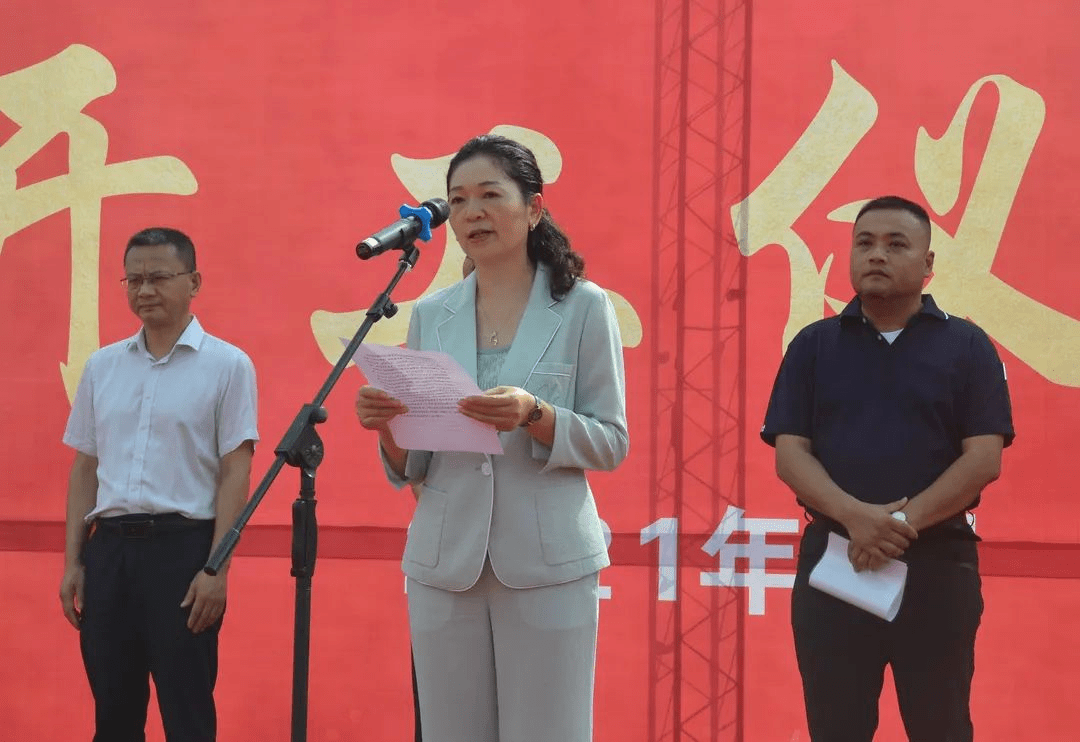 市生态环境局局长赵齐宣,遂宁经开区党工委书记向莉等参加开工仪式