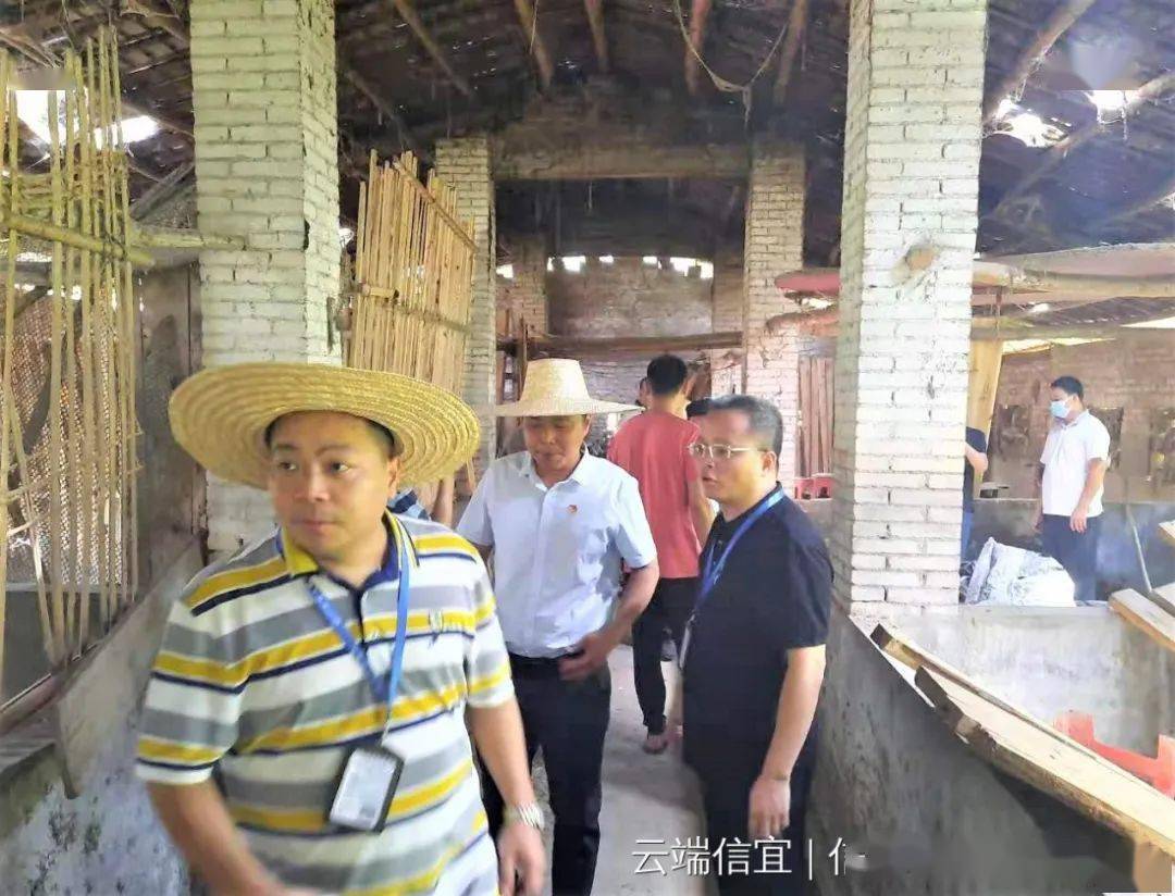 94执法队制售棺木窝点进行查处7月14日,怀乡镇重拳出击,联合市民政