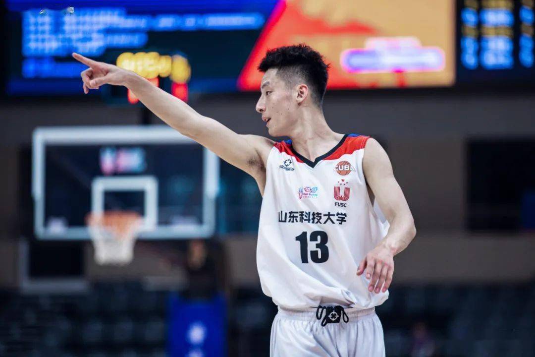 谢立石来自于山东科技大学,身高1米92,体重75公斤,高中毕业于潍坊一中