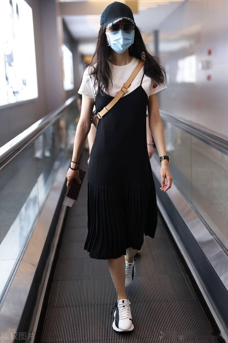 街拍韩雪戴棒球帽身着黑白裙优雅美丽