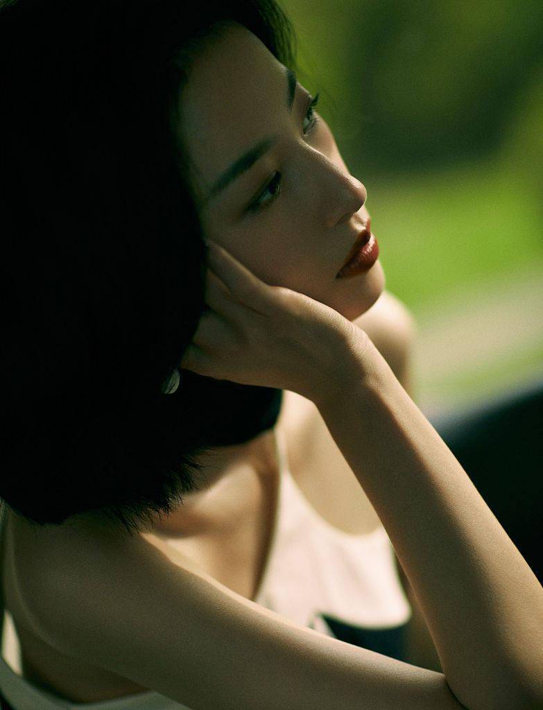 周雨彤侧脸迷人.