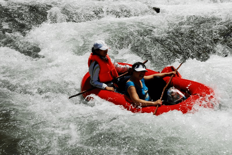 鱼泉河漂流九曲十八弯,水流湍急,刺激无比.