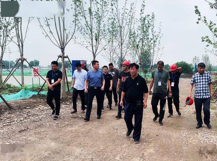 区园林绿化局局长刘晨光到温榆河公园顺义一期工程现场主持召开工程