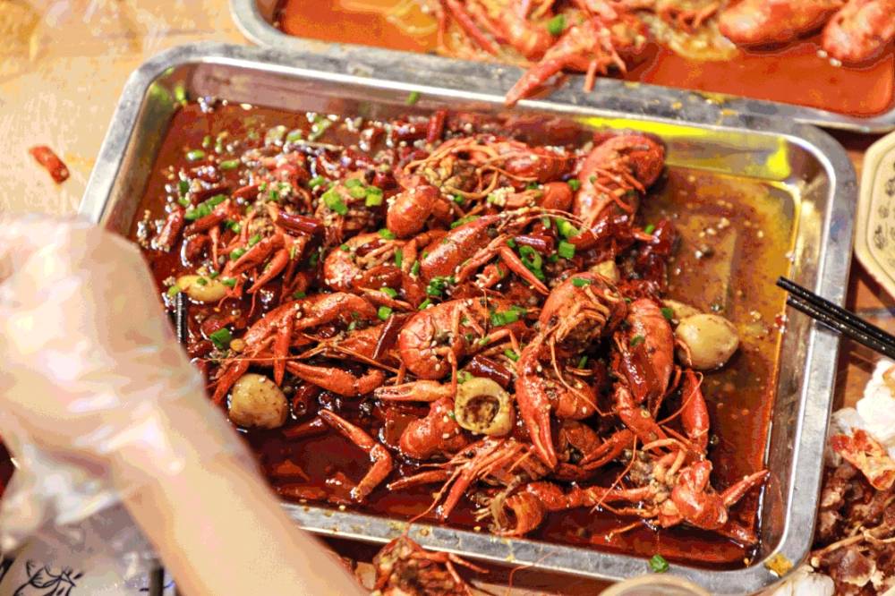 串串儿,干锅,江湖菜应有尽有在这里综合性夜市街区休闲娱乐,居家生活