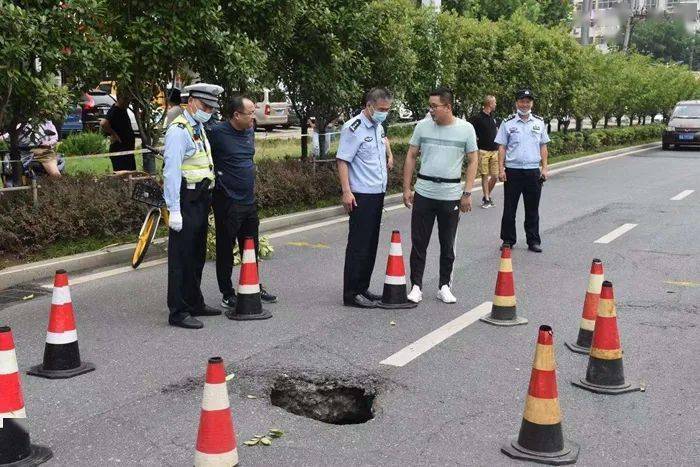 合肥市区突发交警正在现场处置已封路