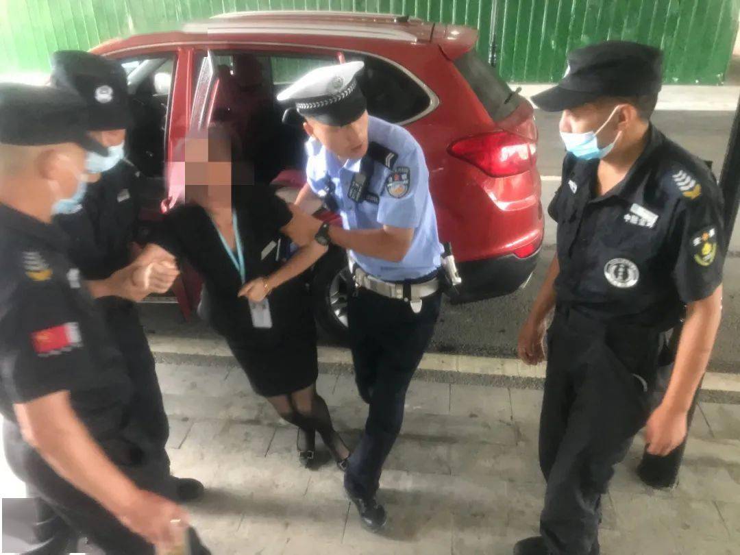 两个小学生开车有点疼痛声