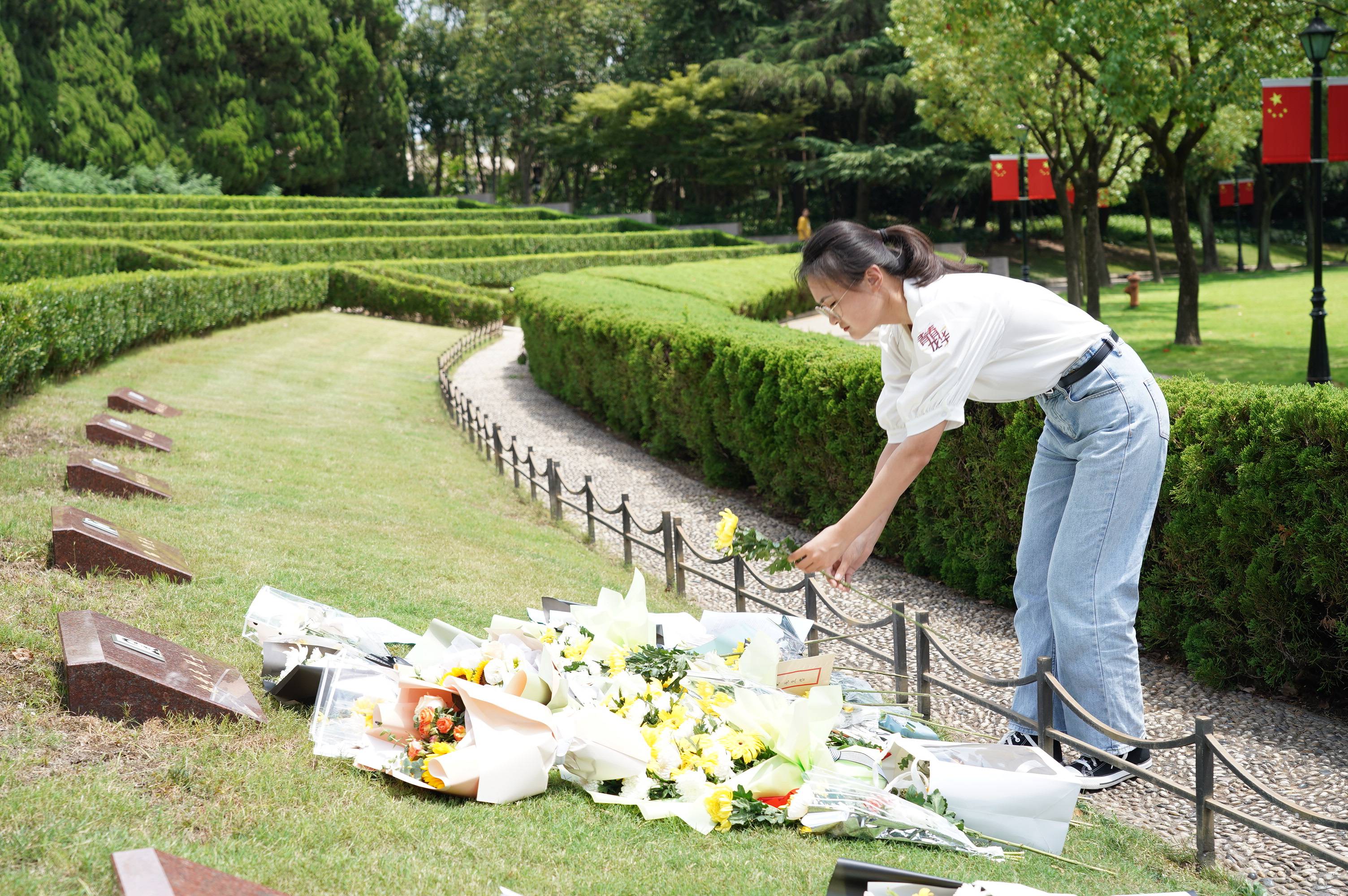 7月19日,华东师范大学学生时硕在上海龙华烈士陵园赵世炎墓碑前献花.